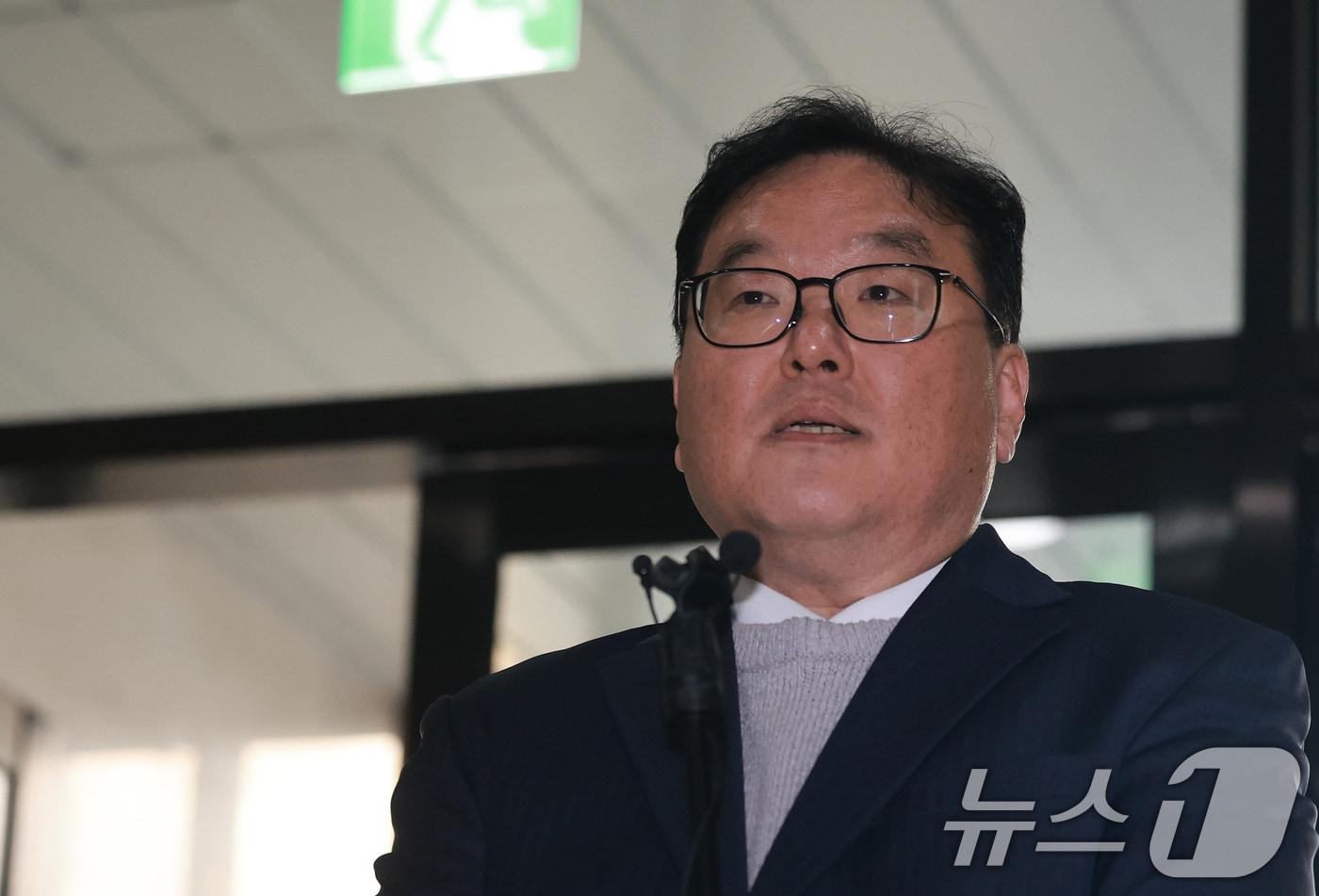 본문 이미지 - 쿠팡 퇴직금 미지급 사건과 관련해 직권남용 권리행사 방해 및 국회에서의 증언·감정 등에 관한 법률 위반 혐의로 기소된 엄희준 검사가 27일 서울 서초구 안권섭 쿠팡·관봉권 상설특별검사팀 사무실 1층에서 기자회견을 갖고 있다. 2026.2.27 ⓒ 뉴스1 이호윤 기자