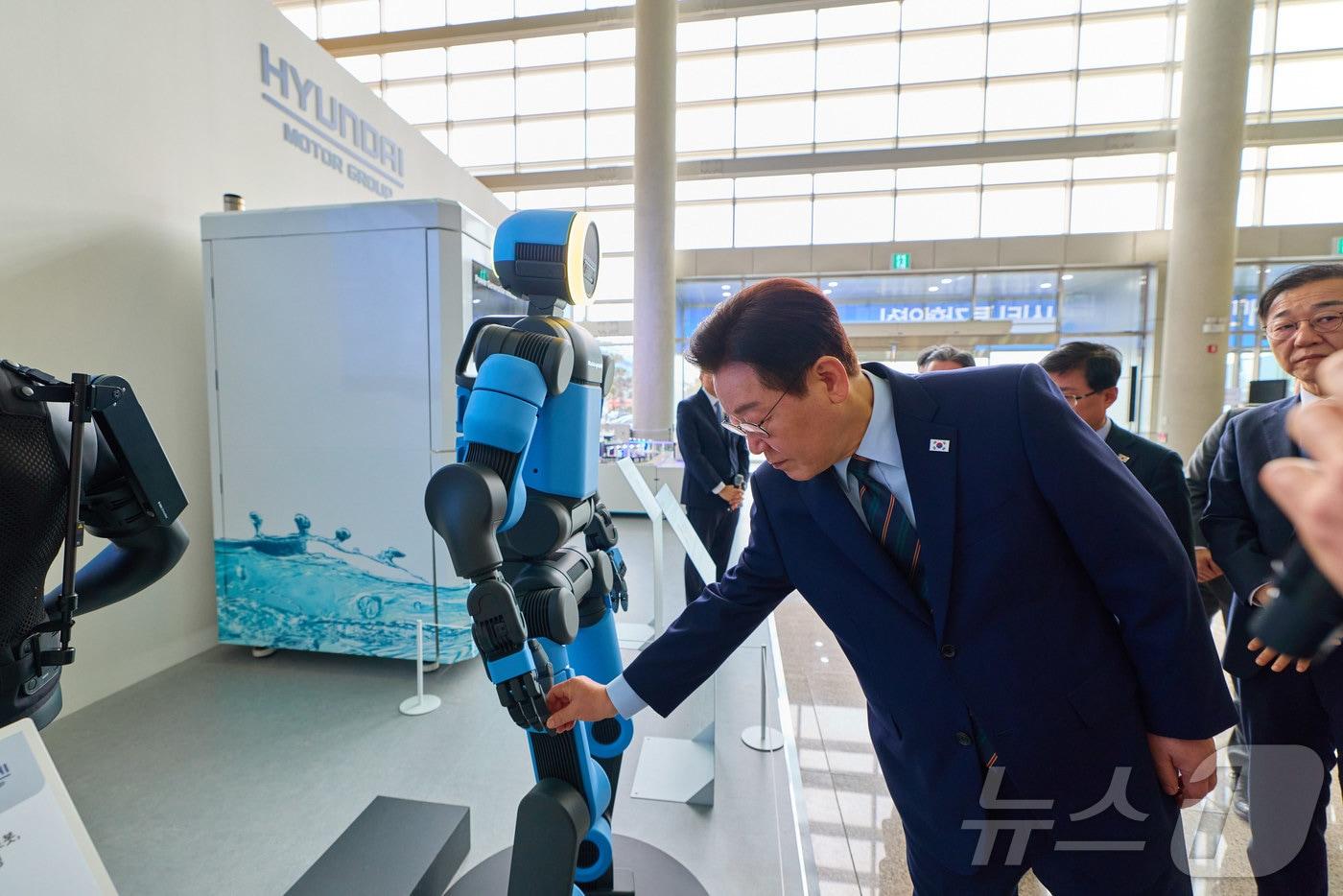 본문 이미지 - 이재명 대통령이 27일 전북 군산시 새만금 컨벤션센터에서 열린 새만금 로봇·수소·AI 시티 투자협약식에서 아틀라스를 살펴보고 있다. (청와대 제공. 재판매 및 DB 금지) 2026.2.27 ⓒ 뉴스1 이재명 기자