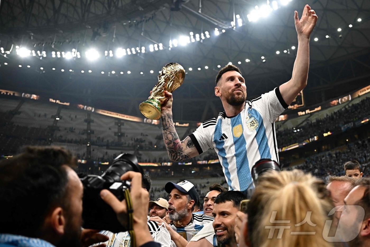 본문 이미지 - 카타르 월드컵 트로피를 거머쥔 리오넬 메시 ⓒ AFP=뉴스1