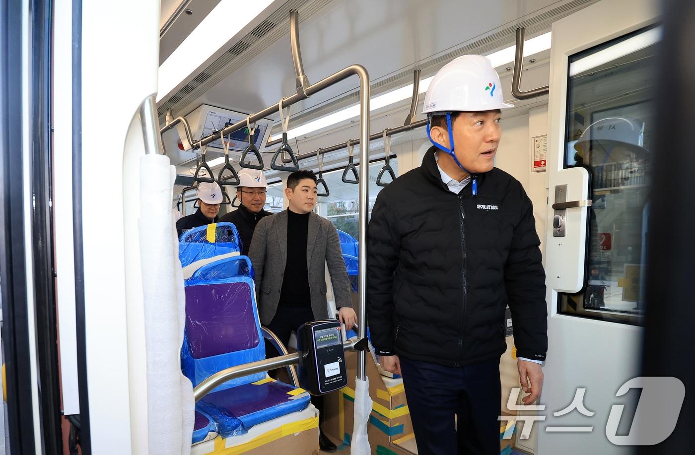 본문 이미지 - 오세훈 서울시장이 27일 서울 송파구 위례선(트램) 105정거장에서 위례선(트램) 내부를 살펴보고 있다.  2026.2.27 ⓒ 뉴스1 이호윤 기자