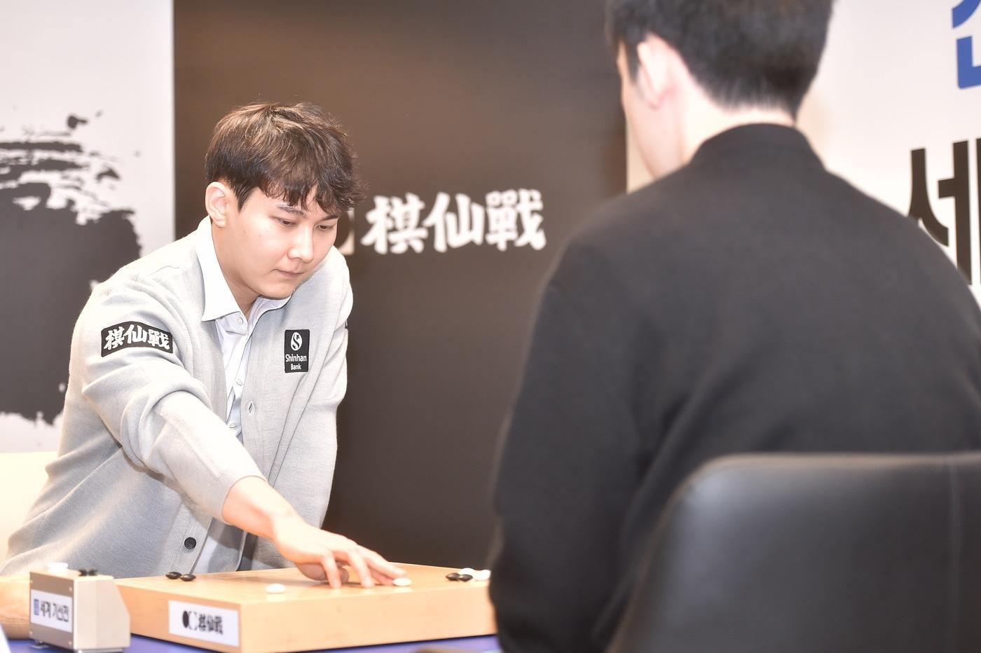 본문 이미지 - 박정환 9단이 27일 서울 중구의 신한은행 본점 15층 특설대국장에서 열린 왕싱하오 9단과 제1회 신한은행 세계 기선전 결승 3번기 최종 3국에서 착수하고 있다. (한국기원 제공)