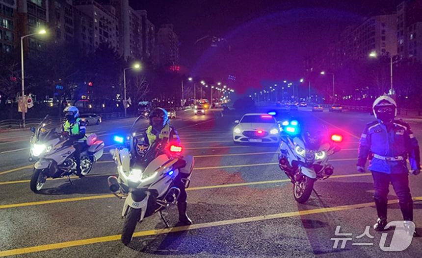 본문 이미지 - 대전경찰청과 대전자치경찰위원회는 3·1절을 맞아 시민의 안전을 위협하는 폭주행위를 사전에 차단하고 현장 검거하기 위하여 경찰관을 배치하여 시민들의 안전을 확보한다. (대전경찰청 제공. 재판매 및 DB금지) 2026.2.27/뉴스1