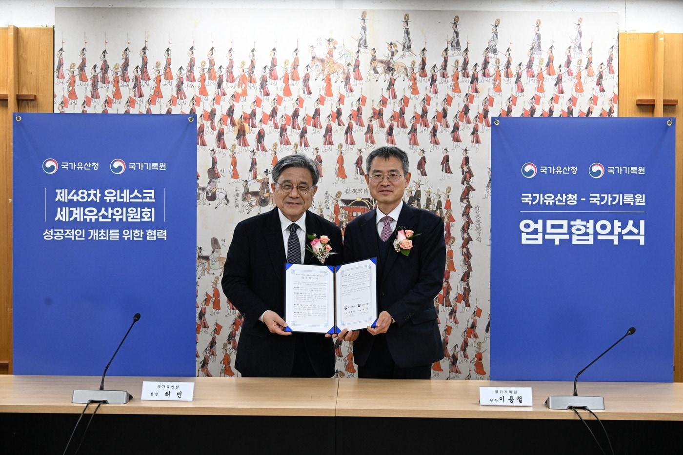 본문 이미지 - 국가유산청-국가기록원 업무협약식. 허민 국가유산청장(왼쪽)과 이용철 행정안전부 국가기록원장(국가유산청 제공)