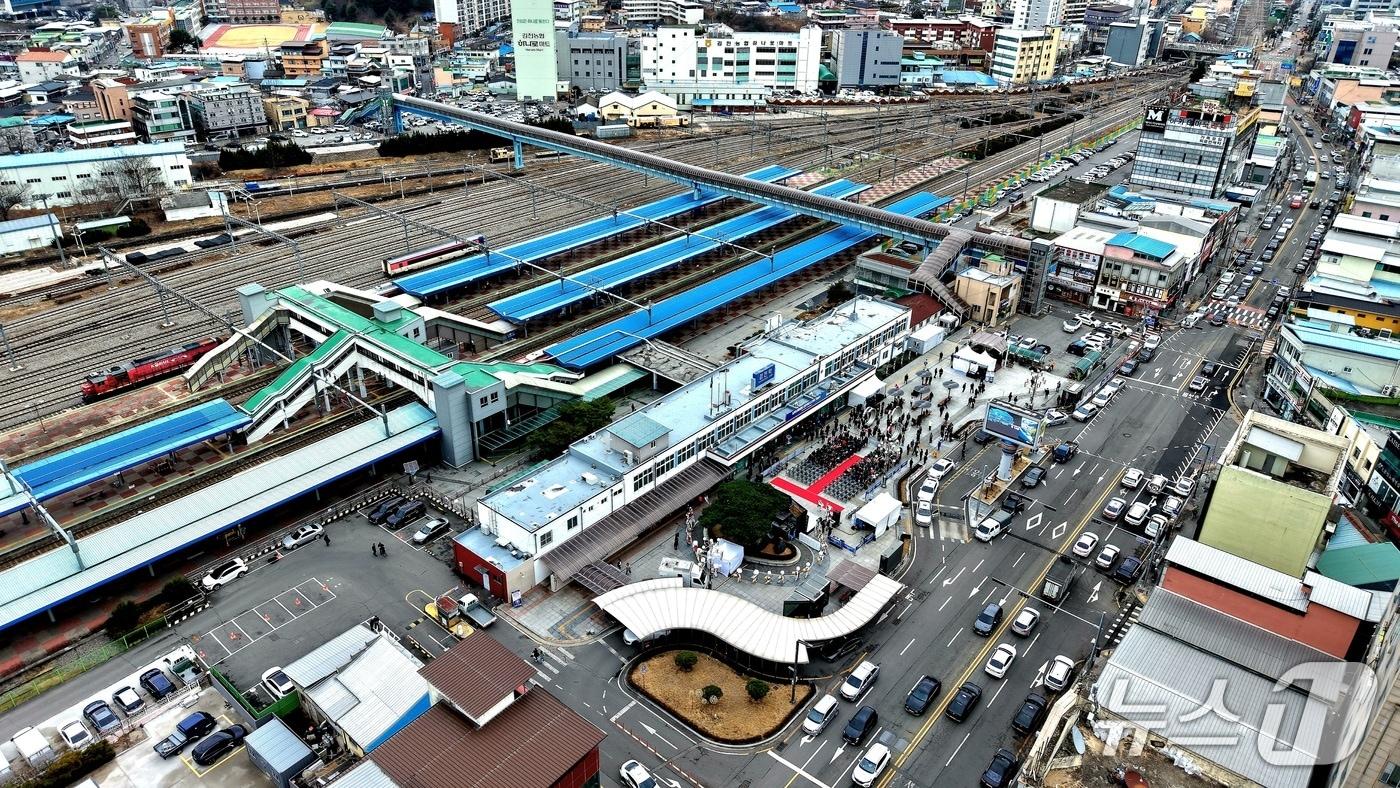 본문 이미지 - 남부내륙철 김천역사 신축 기념식이 27일 오후 열리고 있다.(김천시 제공. 재판매 및 DB금지)/뉴스1