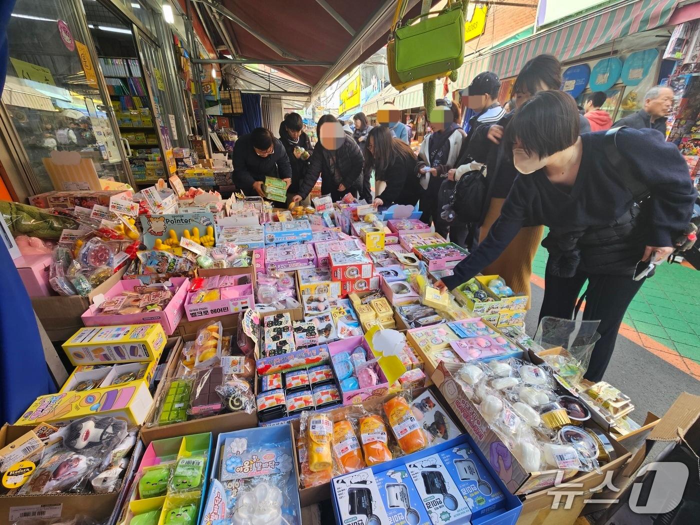 본문 이미지 - 27일 서울 종로구 창신동 문구완구시장에서 시민들이 진열대의 장남감을 구경하고 있다. 2026.2.27 ⓒ 뉴스1 유채연 기자
