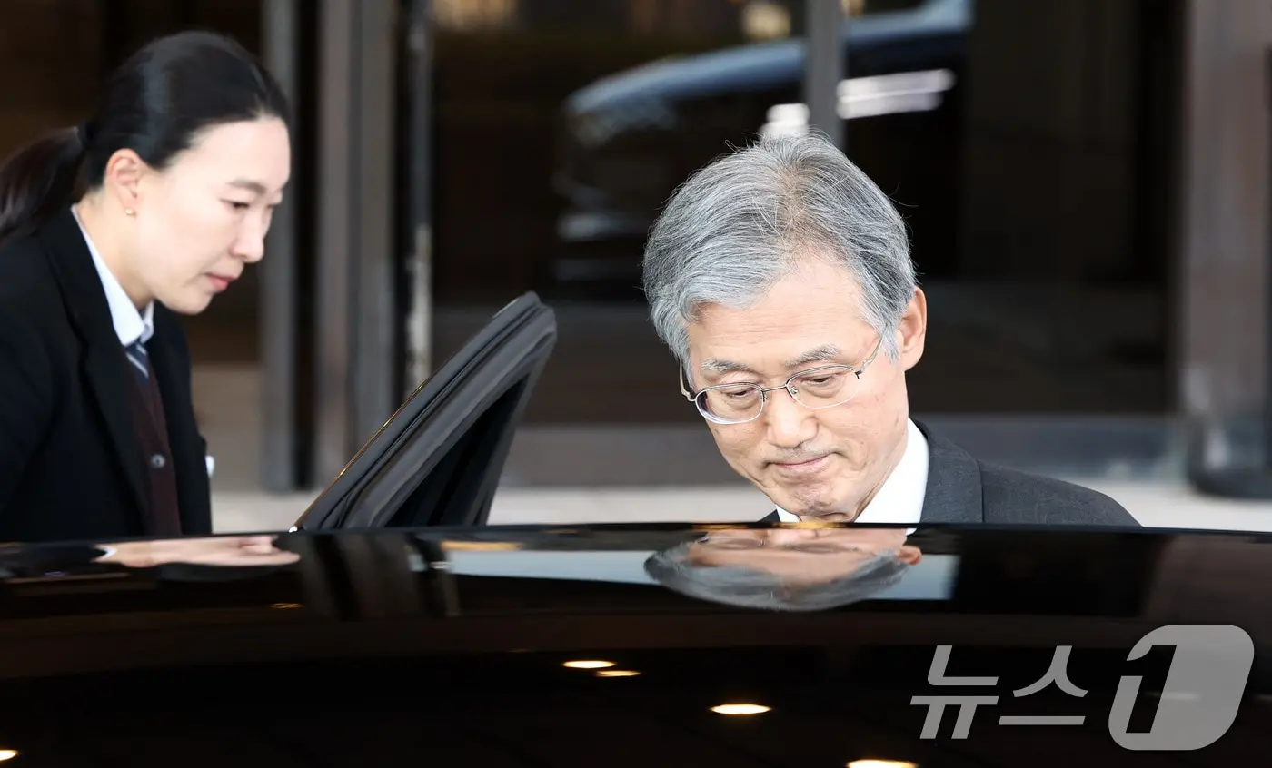 본문 이미지 - 조희대 대법원장이 지난 27일 오후 서울 서초구 대법원을 나서고 있다. 2026.2.27 ⓒ 뉴스1 최지환 기자