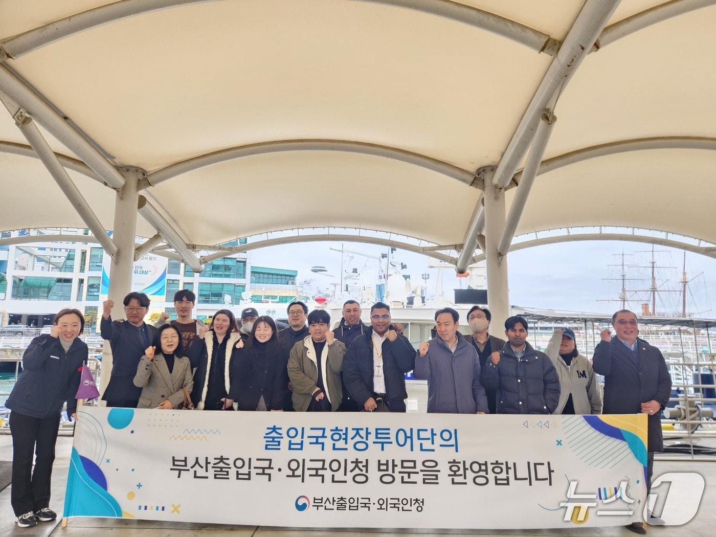 본문 이미지 - 부산출입국·외국인청 현장 투어 참여자들이 기념사진을 찍고 있다.(부산출입국·외국인청 제공. 재판매 및 DB 금지).jpg