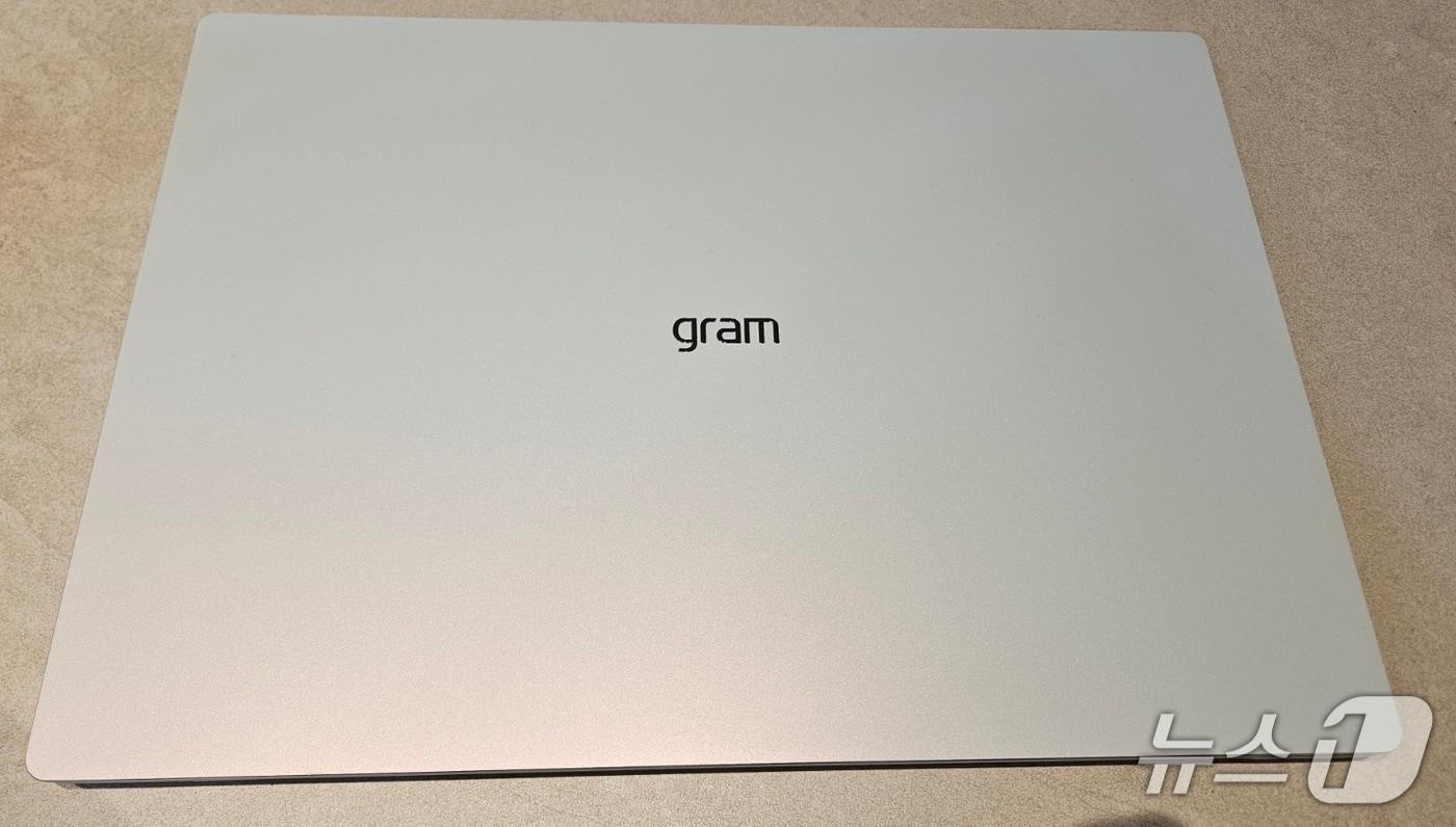 본문 이미지 - 2026년형 LG 그램 16 프로.ⓒ 뉴스1/김진희 기자.