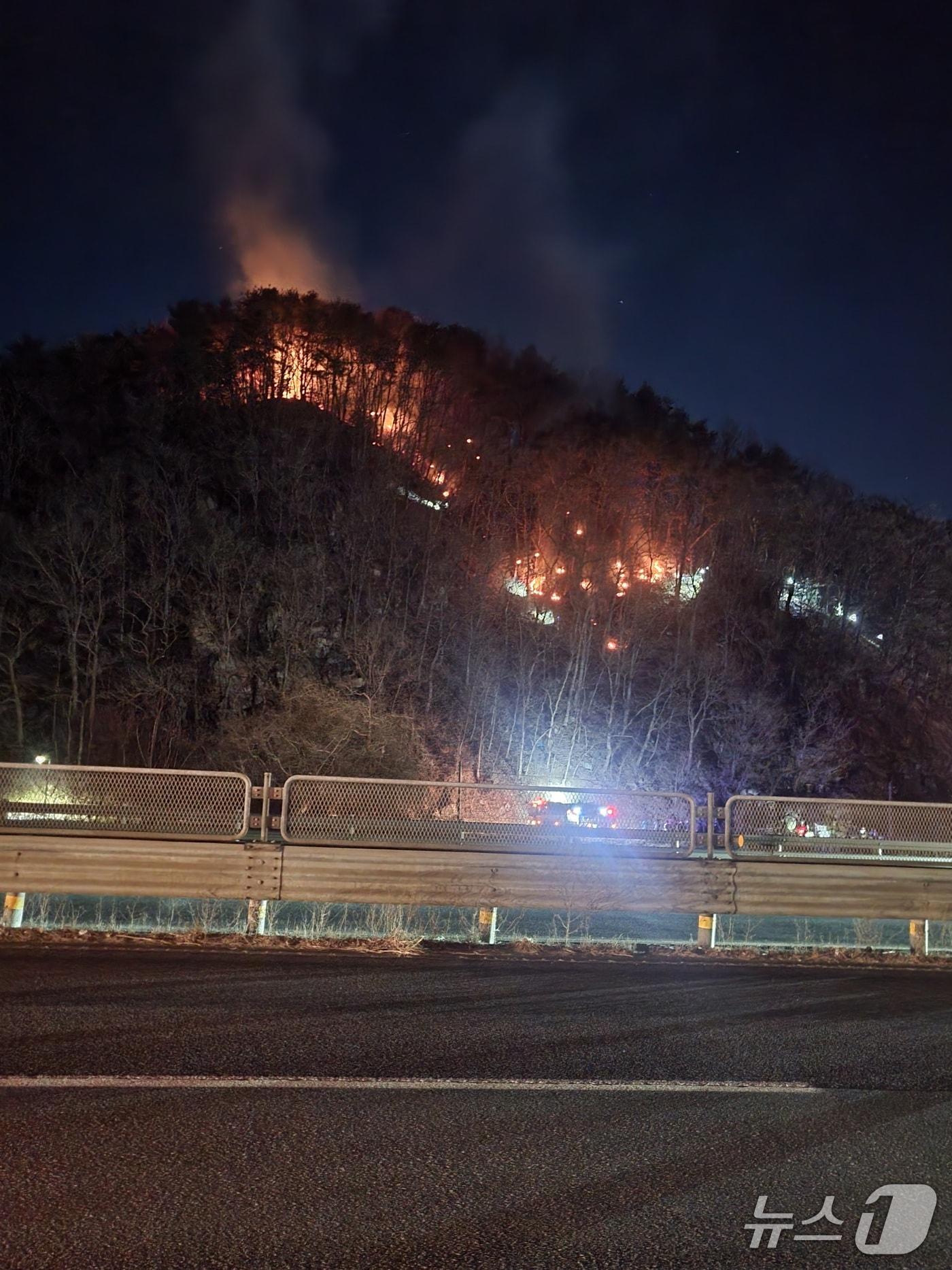 본문 이미지 - 27일 오후 강원 춘천 신동면 팔미리 드름산 산불 현장.2026.2.27/뉴스1 신초롱 기자