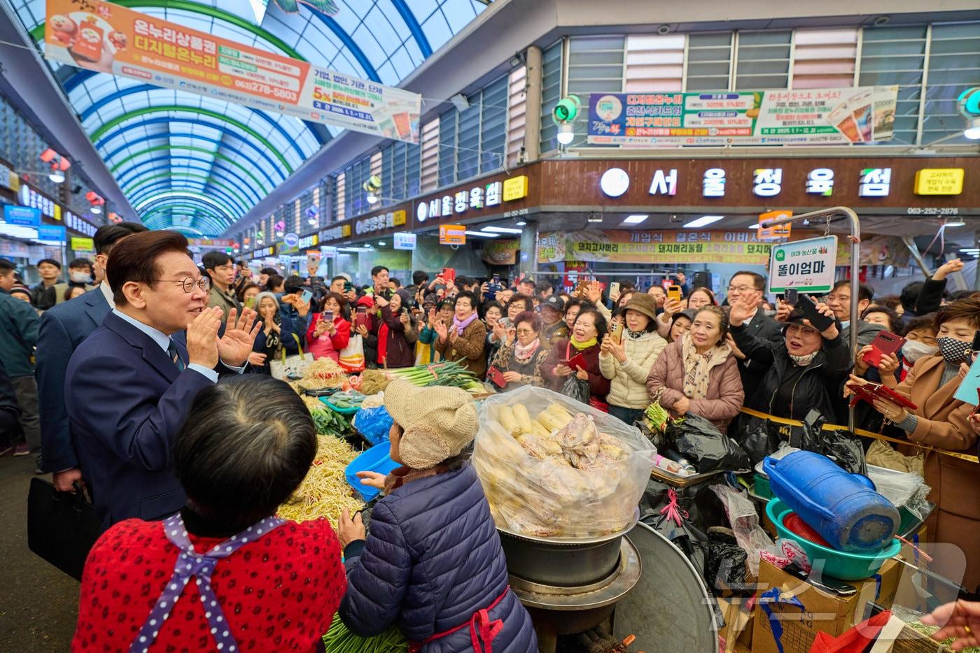 본문 이미지 - 이재명 대통령이 27일 전주 신중앙시장을 방문해 시민들과 인사를 나누고 있다. (청와대 제공. 재판매 및 DB 금지) 2026.2.27 ⓒ 뉴스1 이재명 기자
