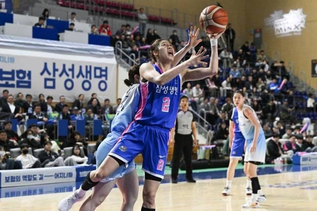 본문 이미지 - 여자농구 삼성생명이 신한은행을 꺾었다.(WKBL 제공) 