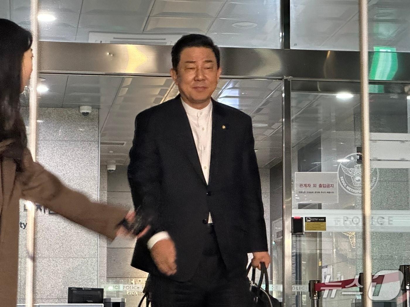 본문 이미지 - 김병기 무소속 의원이 28일 마포구 서울경찰청 공공범죄수사대에서 공천헌금 수수 등 13개 의혹과 관련 피의자 신분으로 2차 조사를 받은 뒤 나오고 있다. 2026.2.28 ⓒ 뉴스1 강서연 기자