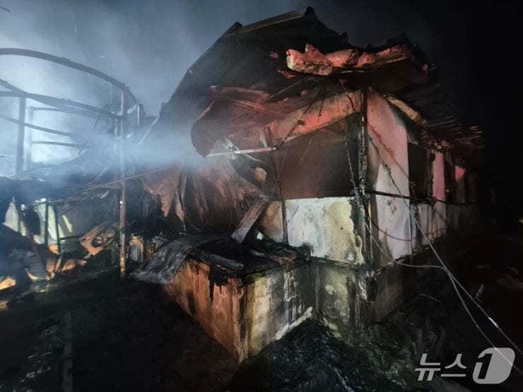 본문 이미지 -  홍성 장곡면 가송리 돈사 화재 현장. (홍성소방서 제공, 재판매 및 DB금지) / 뉴스1