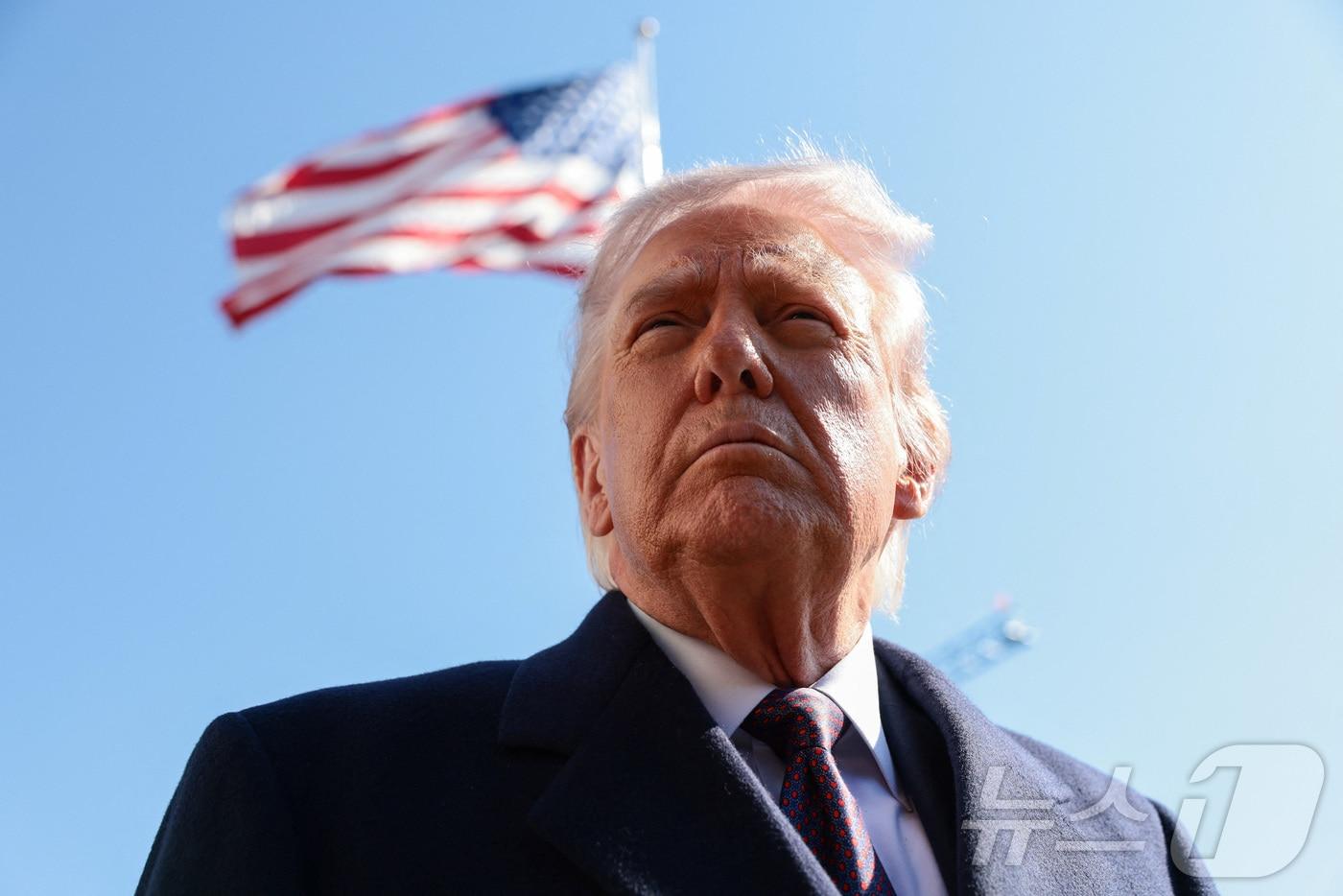 본문 이미지 - 도널드 트럼프 미국 대통령이 27일(현지시간) 워싱턴 D.C.에서 텍사스주 코퍼스 크리스티로 향하기 위해 백악관을 떠나며 기자회견을 하고 있다. 2026.2.27. ⓒ 뉴스1 ⓒ 로이터=뉴스1