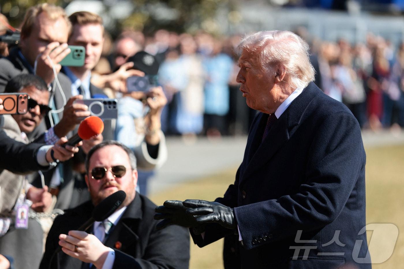 본문 이미지 - 도널드 트럼프 미국 대통령이 27일(현지시간) 워싱턴DC 백악관에서 텍사스로 향하기 앞서 기자들의 질문에 답하고 있다. 2026.02.27. ⓒ 로이터=뉴스1