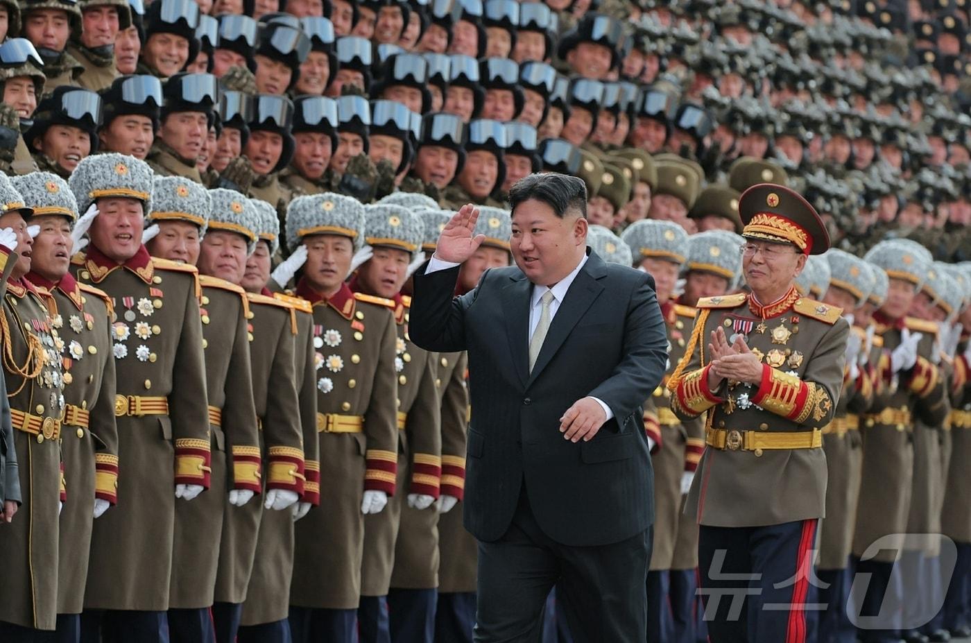 본문 이미지 - (평양 노동신문=뉴스1) = 북한 노동당 기관지 노동신문은 28일 "조선노동당 총비서이시며 조선민주주의인민공화국 국무위원장이신 경애하는 김정은동지께서 2월 27일 당 제9차 대회 기념 열병식에 참가하여 기세찬 보무로써 우리당 투쟁강령에 대한 공화국무력과 온 나라 전체 인민의 절대적지지와 필승의 자신심을 힘있게 과시한 조선인민군 각급 부대, 단위의 지휘관, 병사들을 만나시고 기념사진을 찍으시였다＂고 보도했다. [국내에서만 사용가능. 재배포 금지. DB 금지. For Use Only in the Republic of Korea. Redistribution Prohibited] rodongphoto@news1.kr