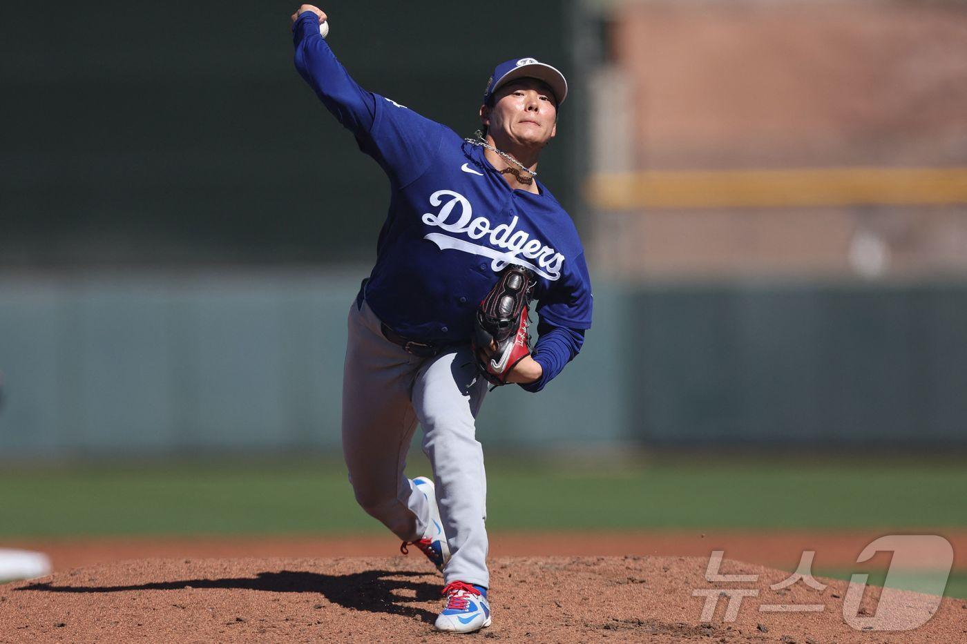 본문 이미지 - LA 다저스 투수 야마모토 요시노부가 28일(한국시간) 열린 샌프란시스코 자이언츠와 2026 메이저리그 시범경기에서 역투하고 있다. ⓒ AFP=뉴스1