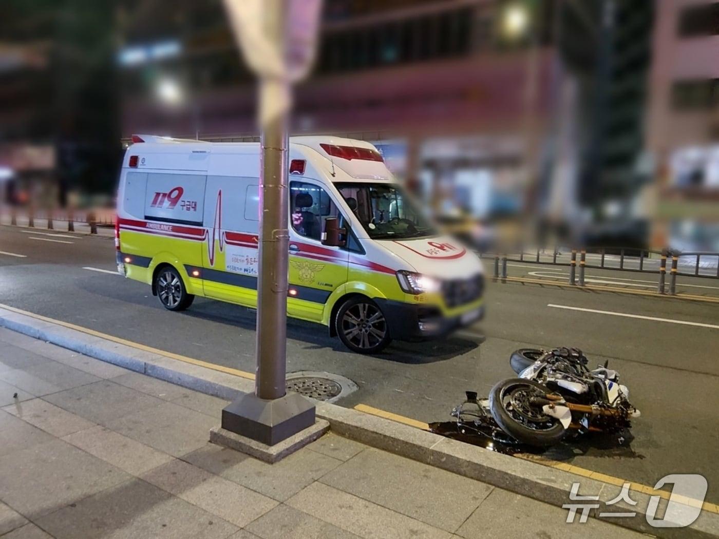 본문 이미지 - 해운대구 해운대해변로 인근을 오토바이로 주행하던 운전자 A씨가 사망하는 사고가 발생했다. 사진은 사고현장 모습 (경찰 제공. 재판매 및 DB금지)