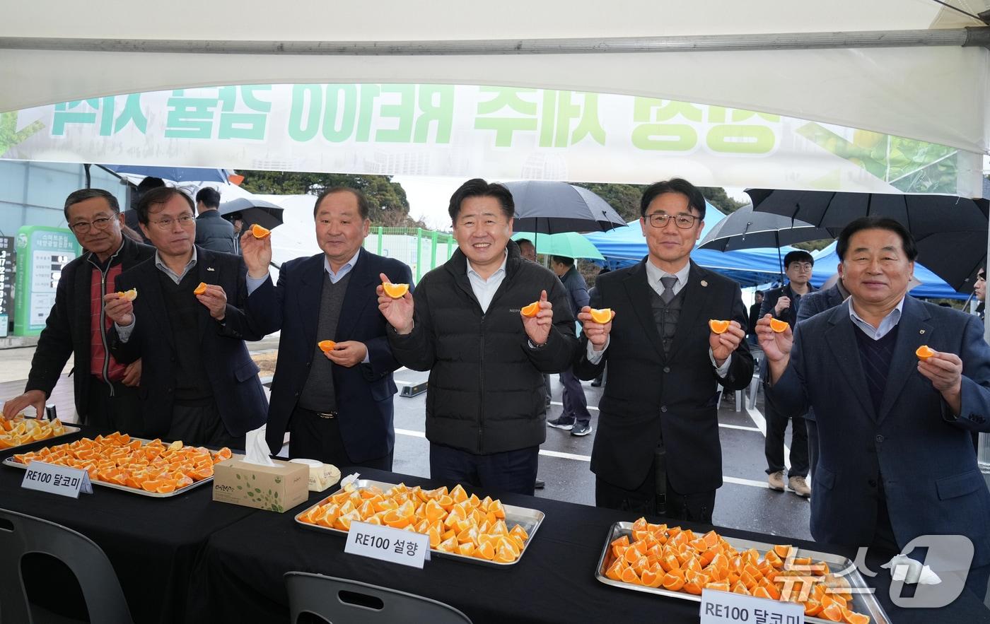 본문 이미지 - 오영훈 제주지사 등이 RE100 감귤 선포식에서 기념촬영하고 있다(제주도 제공. 재판매 및 DB금지)/뉴스1