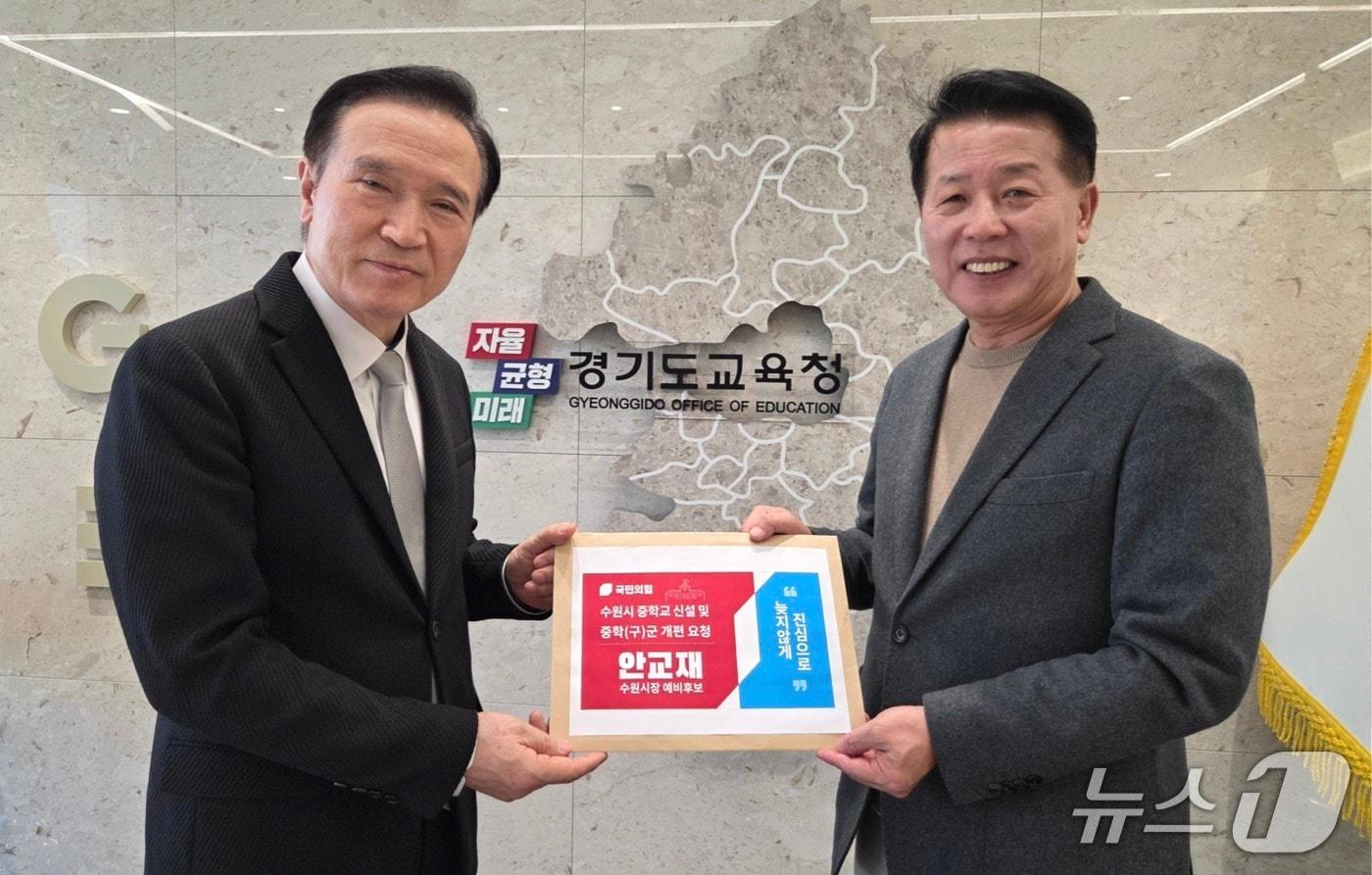 본문 이미지 -  안교재 수원시장 예비후보(사진 오른쪽)가 중학교 신설과 중학(구)군 현실화를 위한 건의문을 전달하고 있다.(안교재 예비후보 측 제공)