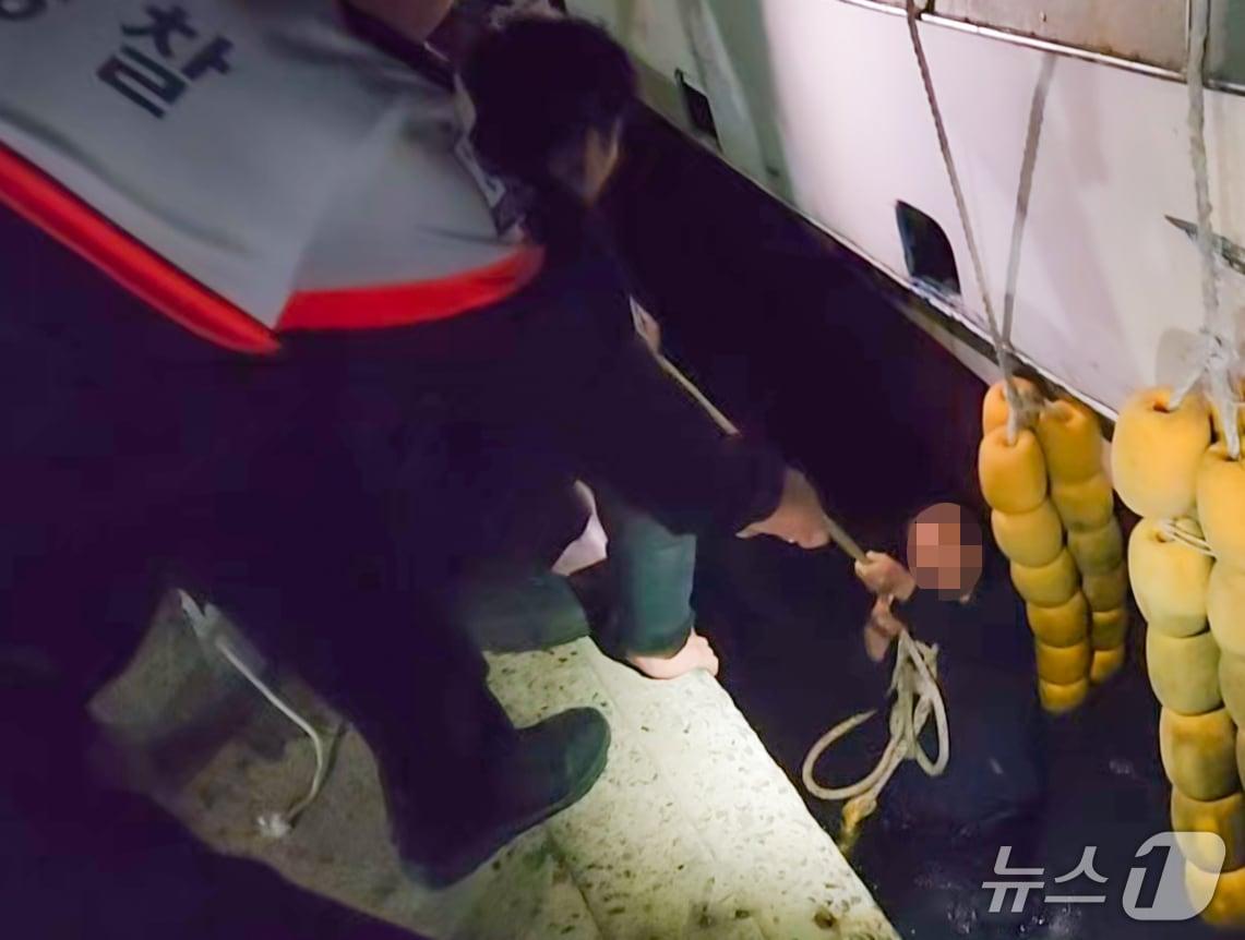 본문 이미지 - 경남 거제시 장승포항에서 추락한 70대 선원 A씨를 해경이 구출하는 모습 (해경 제공. 재판매 및 DB금지)