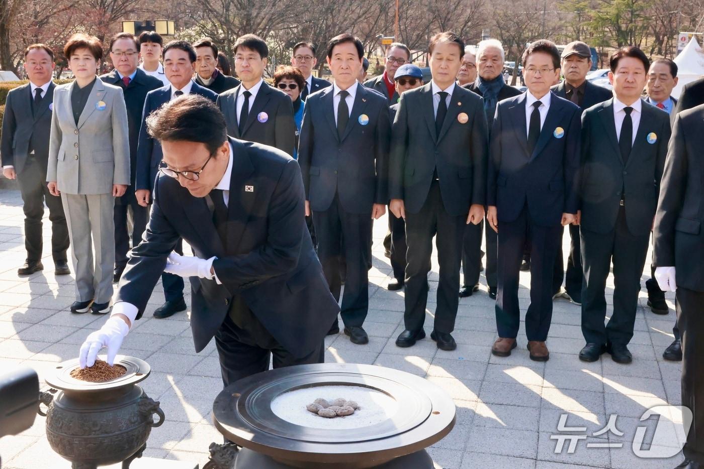 본문 이미지 - 김민석 국무총리가 28일 오전 대구 달서구 두류동 2·28민주의거기념탑을 찾아 참배하고 있다.(국무총리실 제공)