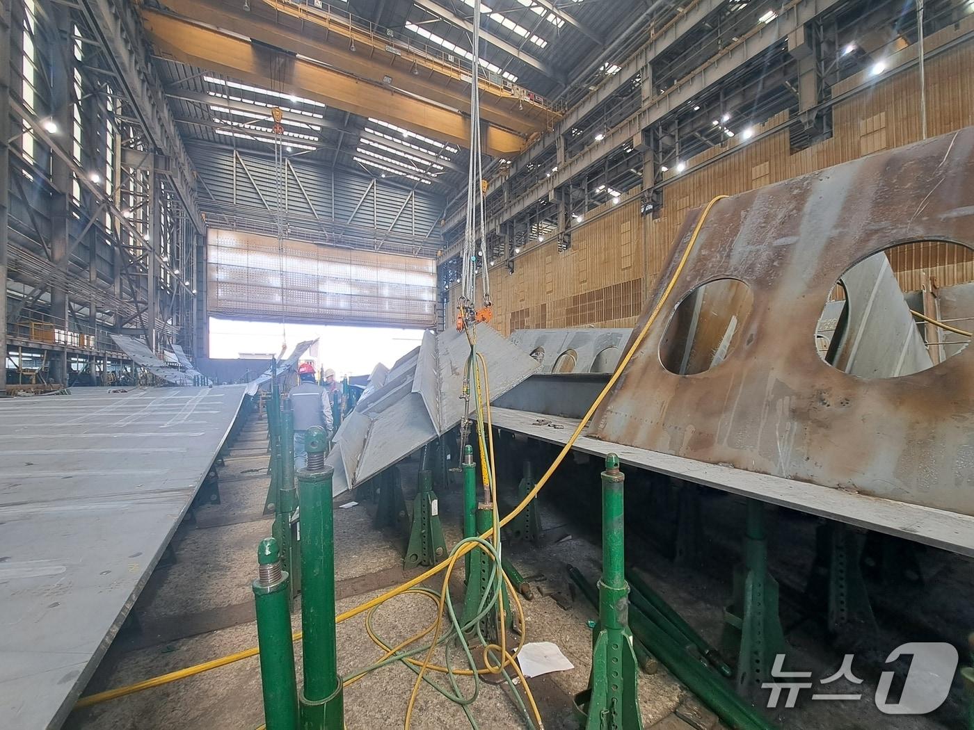 본문 이미지 - 28일 오전 11시 43분쯤 영암 선박 제조 공장서 근로자가 선박 블록에 깔려 심정지 상태로 인근 병원으로 이송됐다. (전남소방본부 제공. 재판매 및 DB금지)