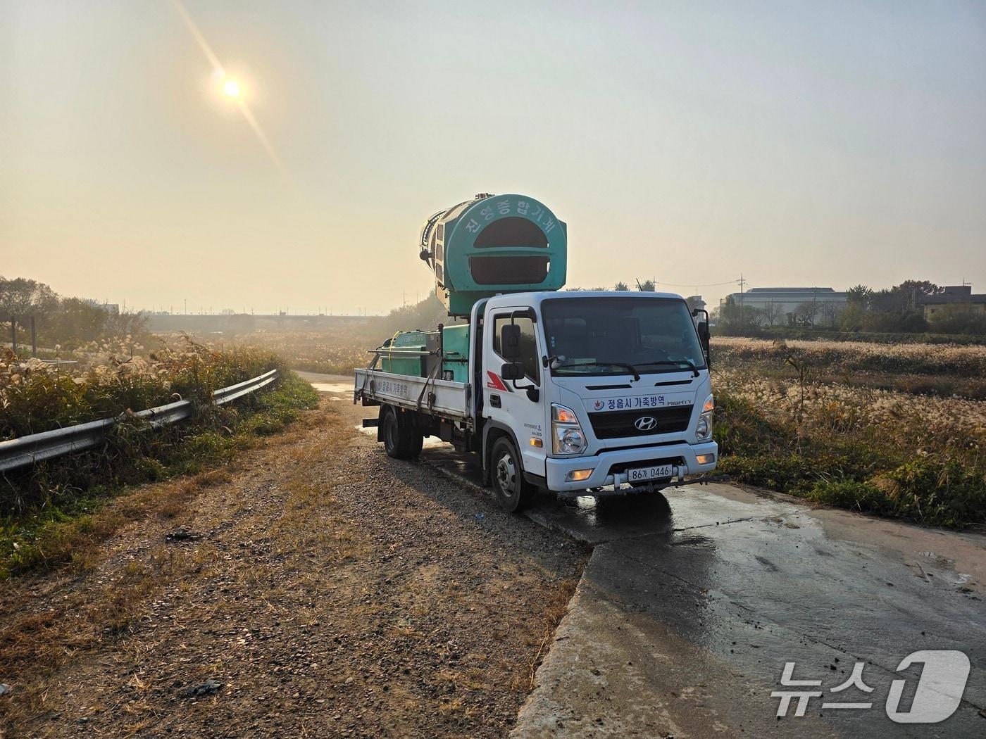 본문 이미지 - 전북도가 조류인플루엔자 등 재난형 가축전염병 차단을 목적으로 특별방역대책 기간을 1개월 연장한다.(전북도 제공. 재판매 및 DB금지)/뉴스1 