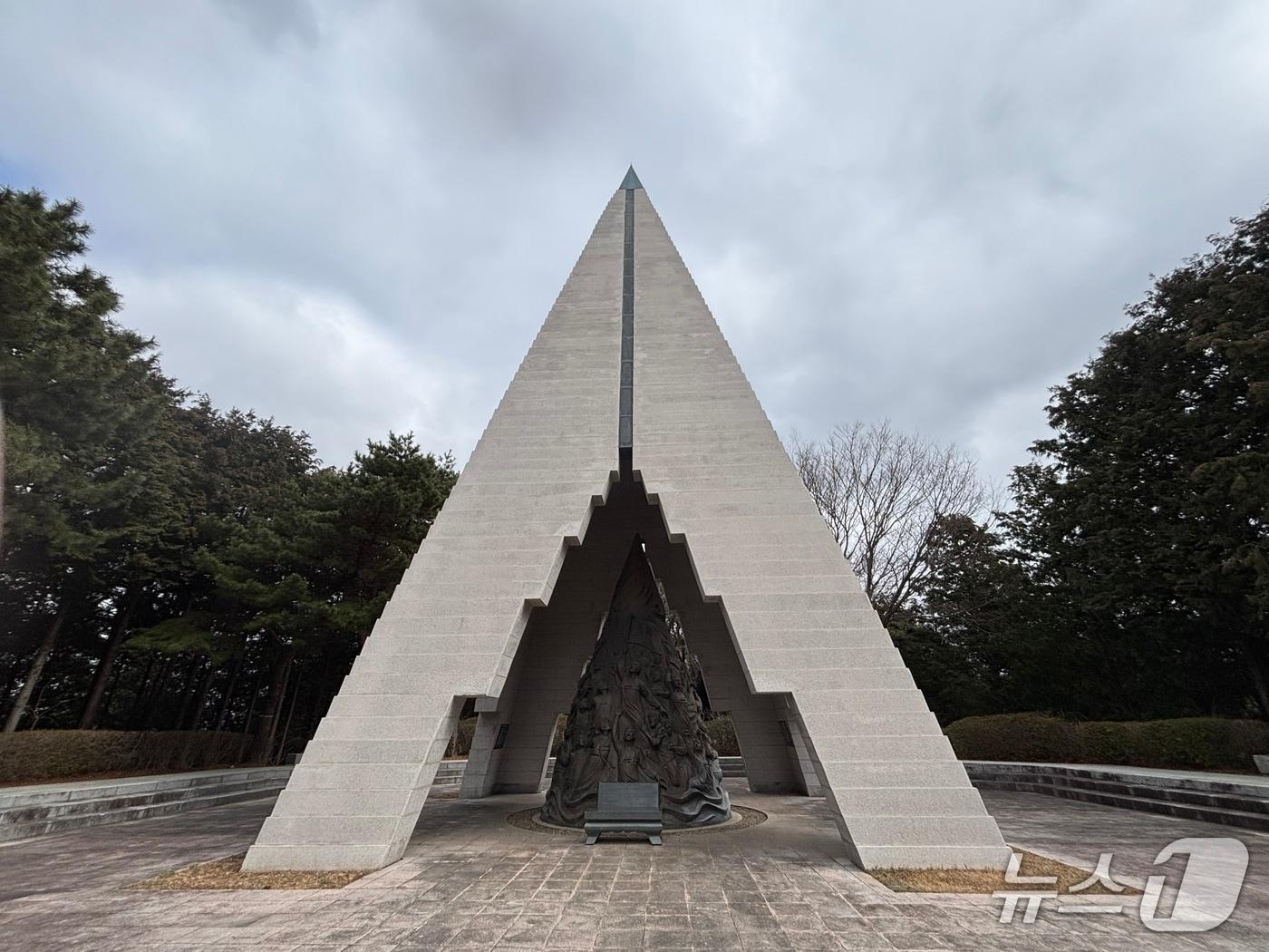 본문 이미지 - '부산 3.1 운동 독립 기념탑' 모습. 삼일절을 하루 앞둔 28일 기념탑 주변은 한산했지만 참배객을 맞이할 준비로 분주했다. 2026.2.28 ⓒ 뉴스1 홍윤 기자