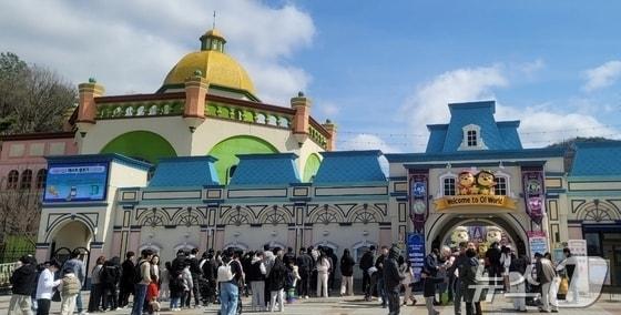 본문 이미지 - 대전 중구 오월드 매표소 앞에 사람들이 입장권을 사기 위해 줄을 서 있다. 2026.2.28 /뉴스1 ⓒ News1 최형욱 기자