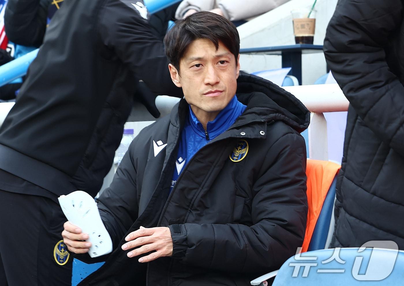 본문 이미지 - 28일 오후 인천시 중구 인천축구전용경기장에서 열린 하나은행 K리그1 2026 공식 개막전 인천 유나이티드와 FC서울의 경기에서 최근 울산HD에서 인천 유나이티드로 이적한 이청용이 벤치에 자리하고 있다. 2026.2.28 ⓒ 뉴스1 김민지 기자