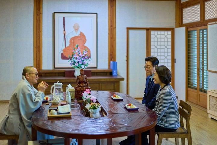 본문 이미지 - 이재명 대통령 인스타그램 계정에 올라온 송광사 방문 모습.