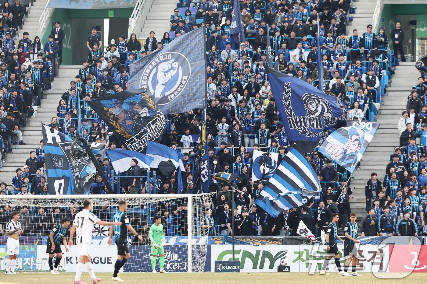 본문 이미지 - 28일 오후 인천시 중구 인천축구전용경기장에서 열린 하나은행 K리그1 2026 공식 개막전 인천 유나이티드와 FC서울의 경기에서 홈팬 인천 유나이티드 팬들이 뜨거운 응원을 펼치고 있다. 2026.2.28 ⓒ 뉴스1 김민지 기자