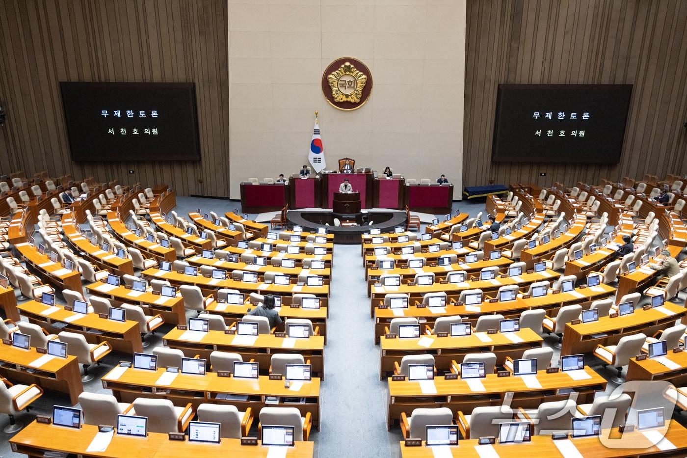 본문 이미지 - 28일 서울 여의도 국회에서 열린 제432회 국회(임시회) 제8차 본회의에서 서천호 국민의힘 의원이 대법관 증원을 골자로 하는 법원조직법 일부개정법률안(대안)에 대한 무제한토론(필리버스터)을 하고 있다. 2026.2.28 ⓒ 뉴스1 이승배 기자