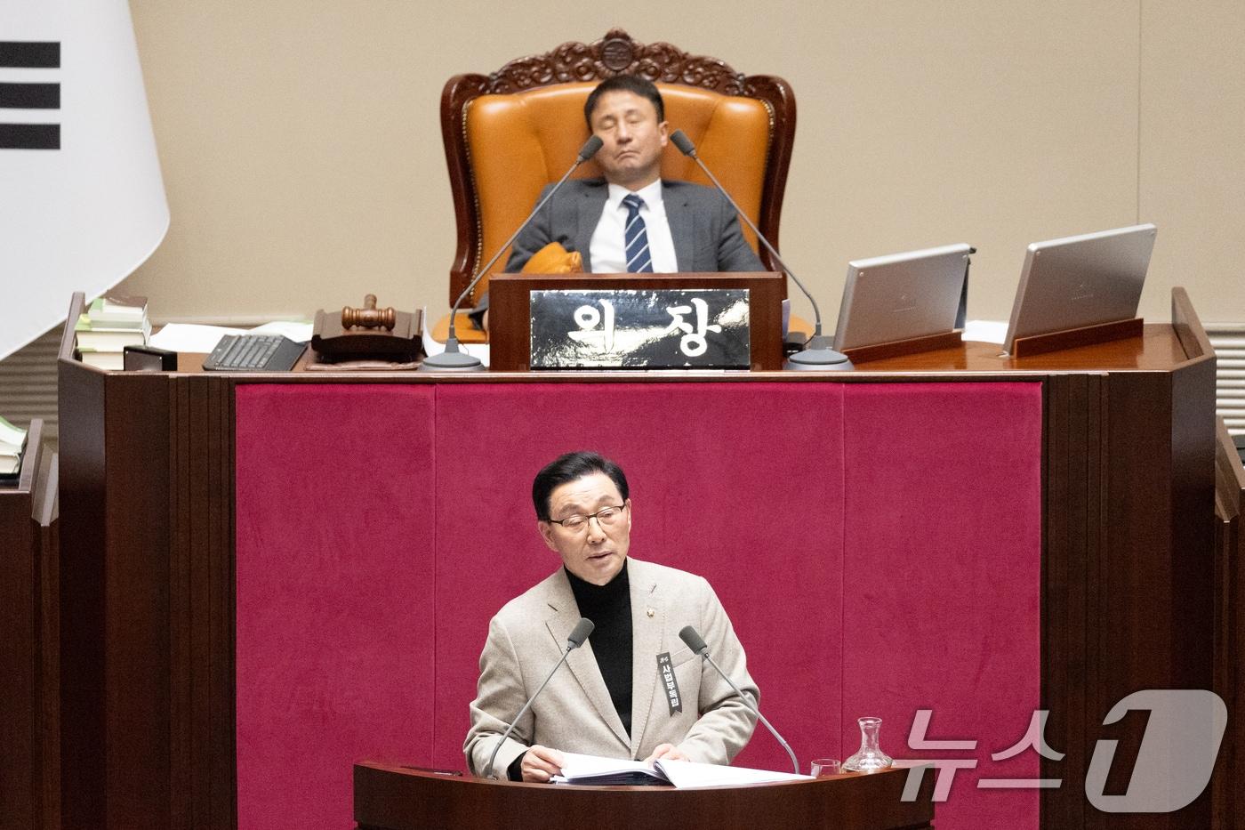 본문 이미지 - 28일 서울 여의도 국회에서 열린 제432회 국회(임시회) 제8차 본회의에서 서천호 국민의힘 의원이 대법관 증원을 골자로 하는 법원조직법 일부개정법률안(대안)에 대한 무제한토론(필리버스터)을 하고 있다. 2026.2.28 ⓒ 뉴스1 이승배 기자