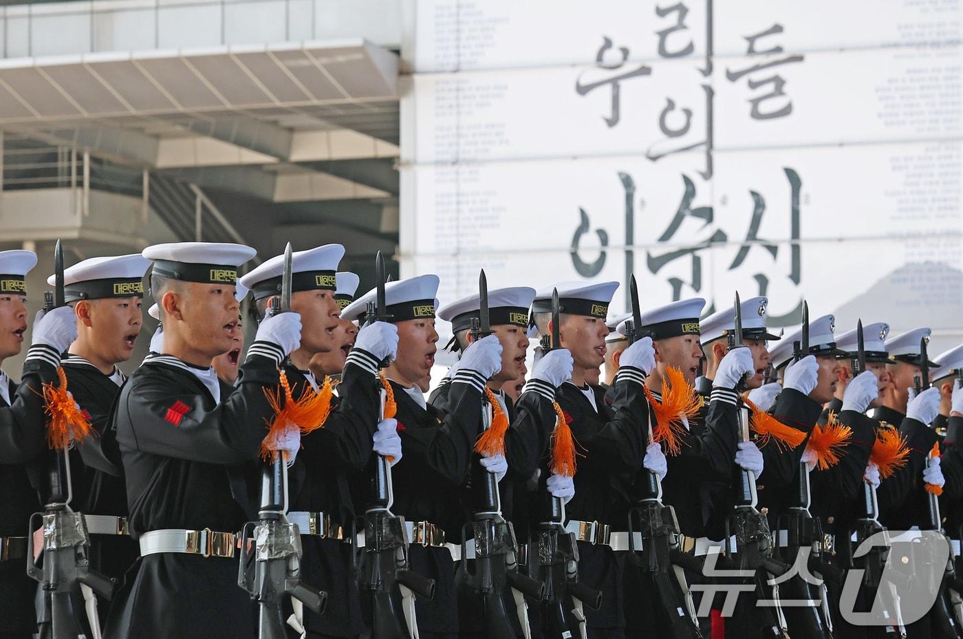 본문 이미지 - 28일 오후 서울 용산구 국립중앙박물관 열린마당에서 ‘충무공 이순신의 후예’ 대한민국 해군 의장대의 특별 공연이 열리고 있다. 2026.2.28 ⓒ 뉴스1 오대일 기자