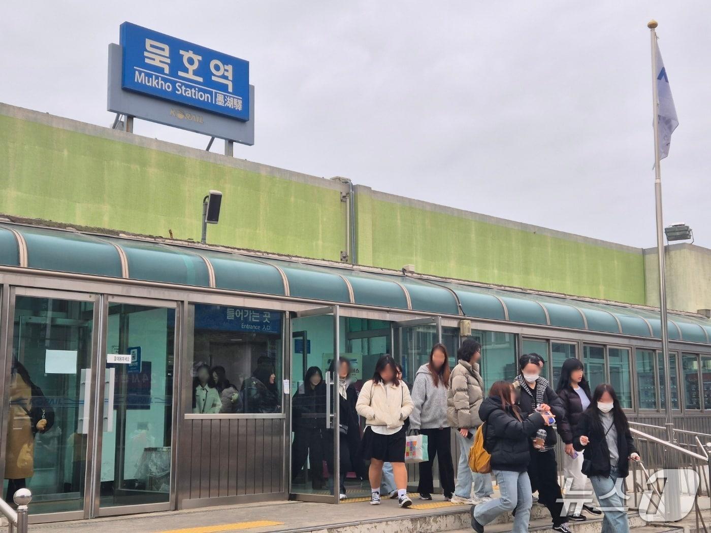 본문 이미지 - 토요일이었던 지난달 28일 강원 동해시 KTX묵호역에 내린 서울발 열차 탑승객들이 대합실을 빠져나오고 있다. 뉴스1 윤왕근 기자