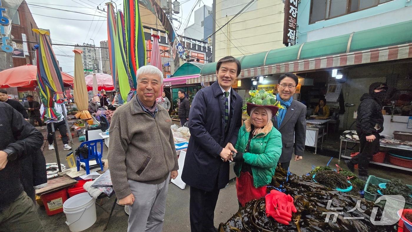 본문 이미지 - 조국 조국혁신당 대표(왼쪽에서 두번째)가 한 시장 상인과 얘기를 나눈 후 기념사진을 촬영하고 있다.(조국혁신당 부산시당 제공. 재판매 및 DB금지)