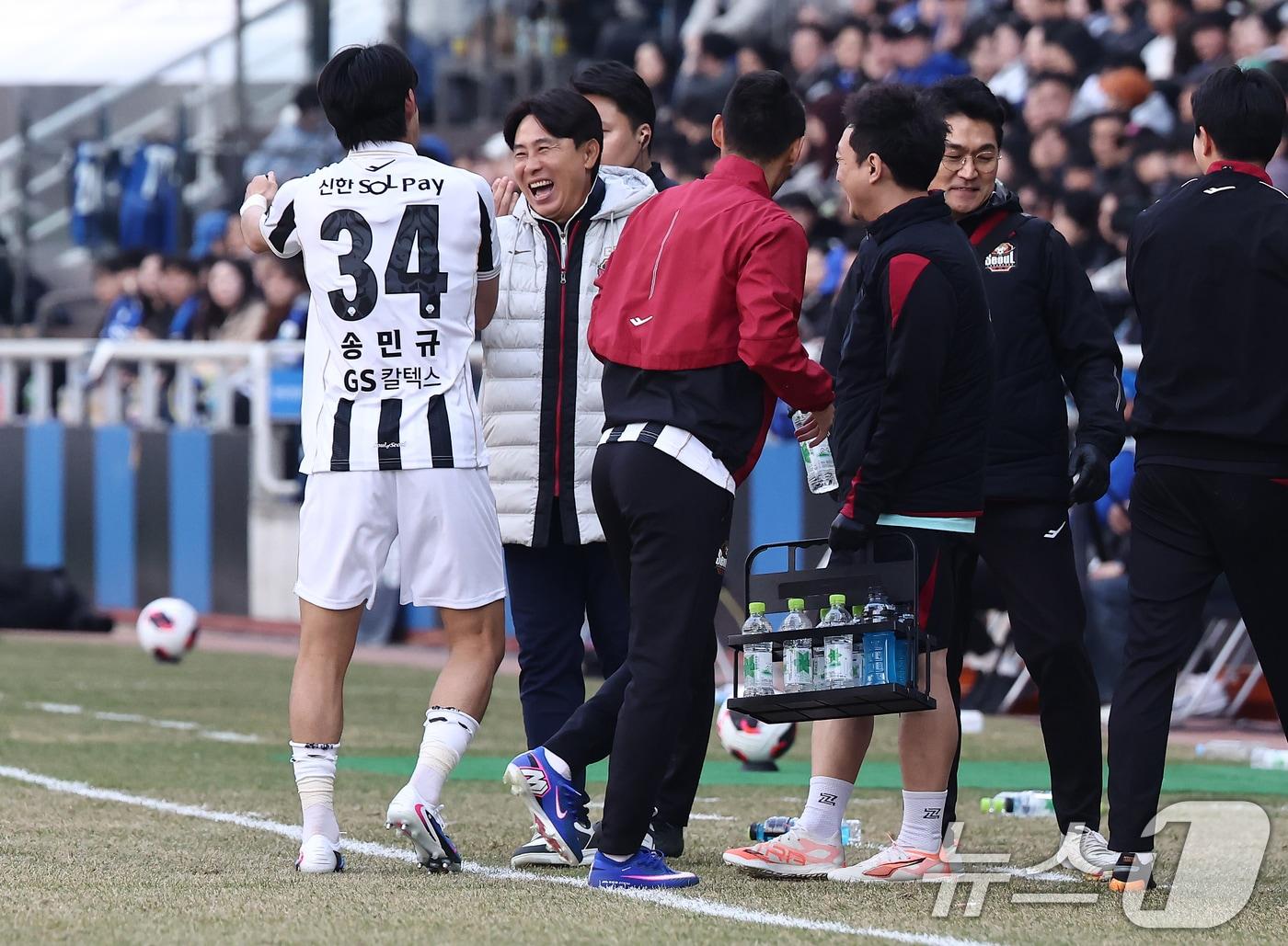 본문 이미지 - 김기동 FC서울 감독과 송민규. ⓒ 뉴스1 김민지 기자