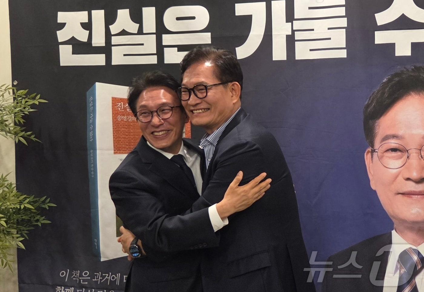 본문 이미지 - 지난 2월 28일 대구 수성구 그랜드호텔에서 열린 송영길 전 더불어민주당 대표의 출판기념회에 김민석 국무총리가 깜짝 방문, 송 전 대표와 포옹하고 있다.2026.2.28 ⓒ 뉴스1 이성덕 기자