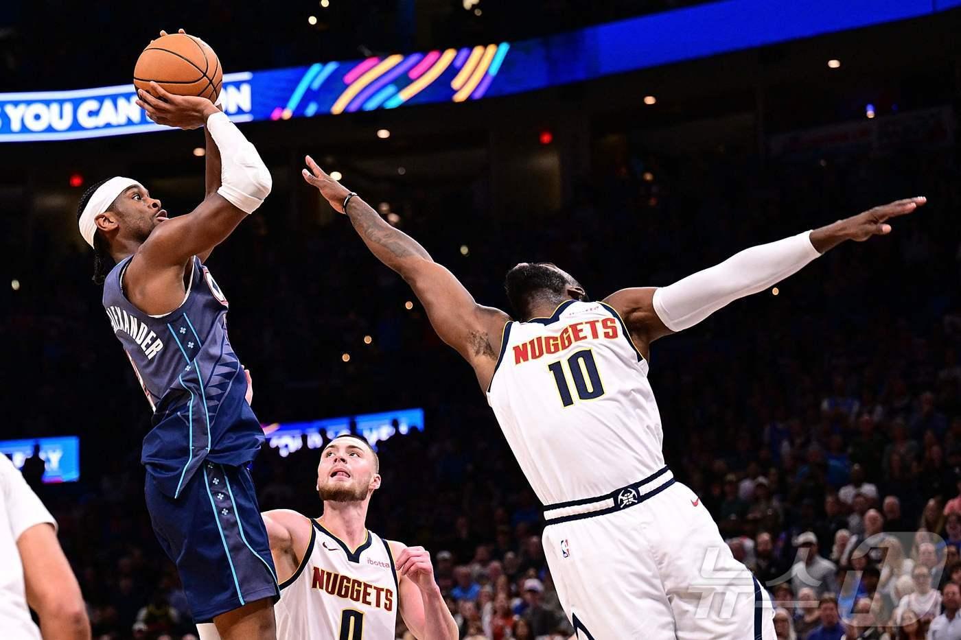 본문 이미지 - 오클라호마시티 선더의 샤이 길저스 알렉산더(왼쪽)가 28일(한국시간) 열린 2025-26 NBA 덴버 너기츠전에서 36점을 올리며 팀의 127-121 승리를 이끌었다. ⓒ AFP=뉴스1