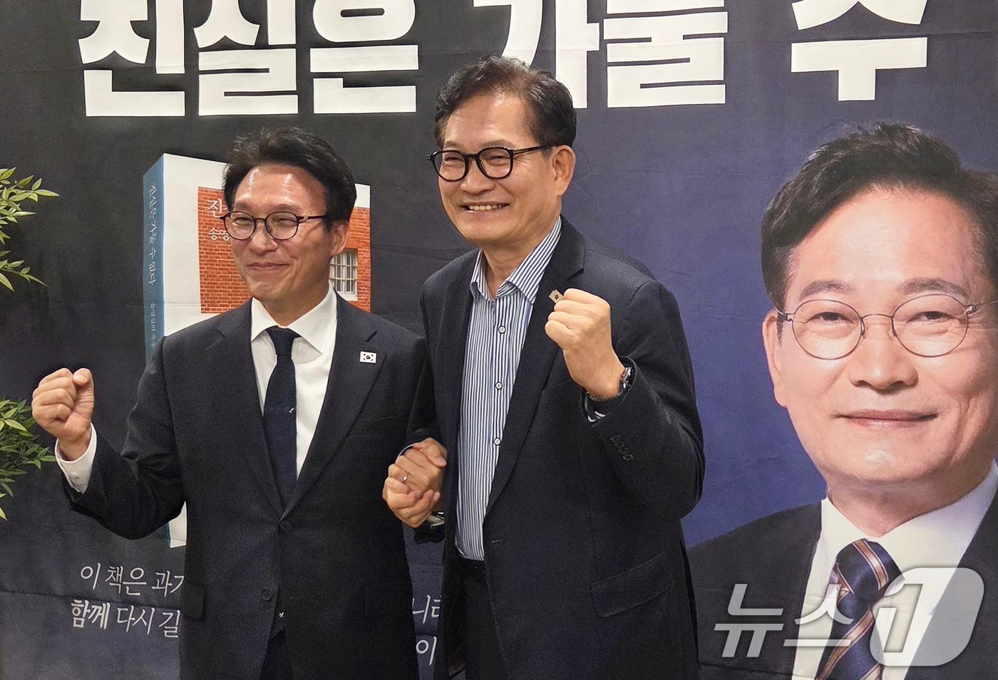 본문 이미지 - 김민석 국무총리가 28일 대구 수성구 그랜드호텔에서 열린 송영길 전 더불어민주당 대표의 출판기념회에 깜짝 방문해 송 전 대표와 기념사진을 촬영하고 있다. 2026.2.28 ⓒ 뉴스1 이성덕 기자