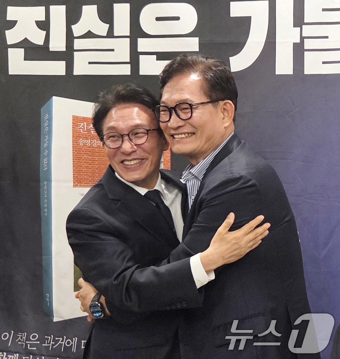 본문 이미지 - 김민석 국무총리가 지난 2월 28일 대구 수성구 그랜드호텔에서 열린 송영길 전 더불어민주당 대표의 출판기념회에 깜짝 방문해 송 전 대표와 기념사진을 촬영하며 포옹하고 있다. 2026.2.28 ⓒ 뉴스1 이성덕 기자
