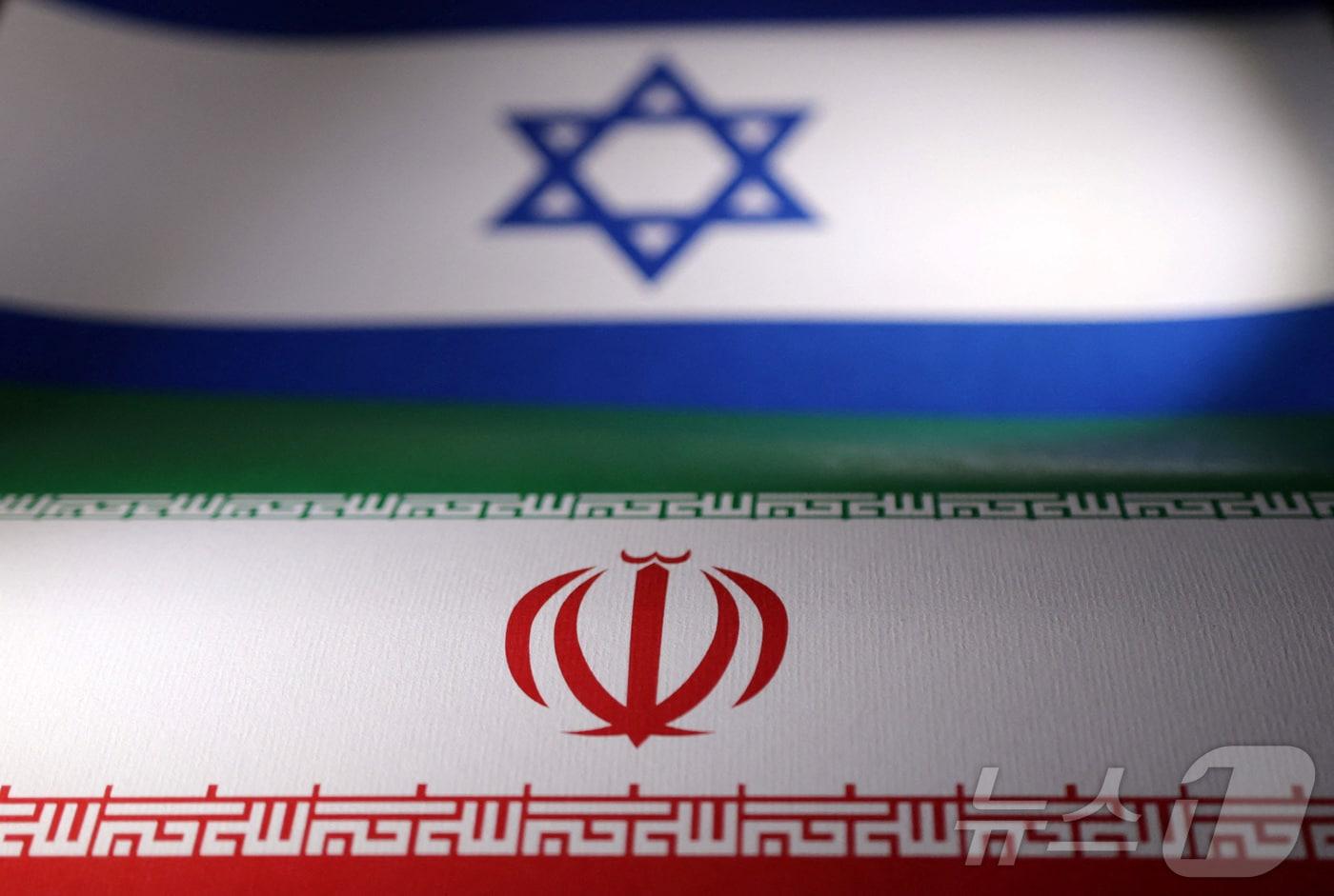 본문 이미지 - 이스라엘 국기와 이란 국기가 나란히 놓인 일러스트. 2024.04.24 ⓒ 로이터=뉴스1