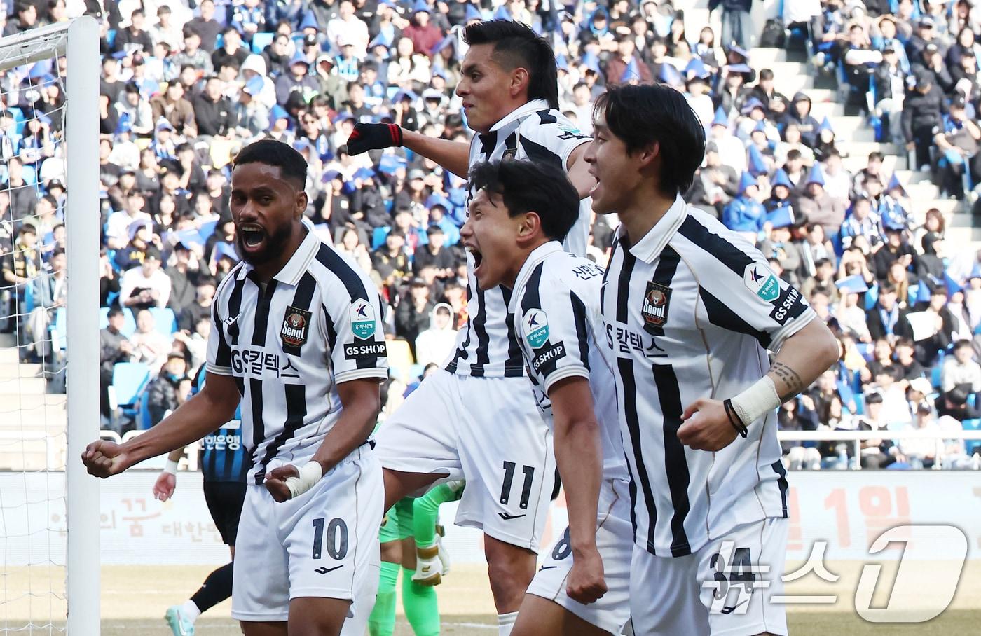 본문 이미지 - 28일 오후 인천시 중구 인천축구전용경기장에서 열린 하나은행 K리그1 2026 공식 개막전 인천 유나이티드와 FC서울의 경기 후반전에서 FC서울 조영욱이 두번째 골을 넣은 뒤 김기동 감독과 기뻐하고 있다. 2026.2.28 ⓒ 뉴스1 김민지 기자