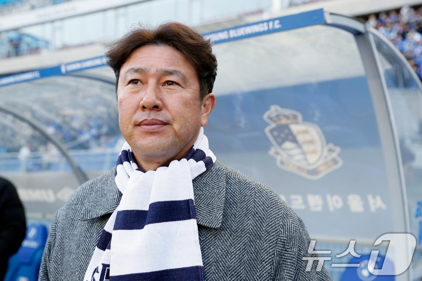 본문 이미지 - 김도균 서울이랜드 감독이 28일 오후 경기도 수원시 팔달구 월드컵로 수원월드컵경기장에서 열린 하나은행 K리그2 2026 1라운드 수원삼성과 서울이랜드의 경기에서 피치를 바라보고 있다. 2026.2.28 ⓒ 뉴스1 박정호 기자