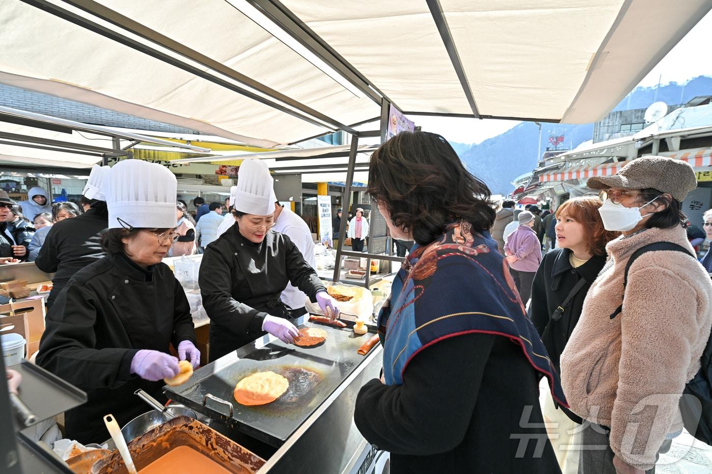 본문 이미지 - '2026 정선메밀전병축제'가 28일 강원 정선군 정선읍 정선아리랑시장 일원에서 주민들과 관광객들이 모인 가운데 성황리에 개막했다. 오는 3월 2일까지 열리는 이 축제는 전통 방식으로 준비된 전병은 물론, 아시아 국가 음식 중 전병과 유사한 메뉴도 맛볼 수 있다. (정선군 제공. 재판매 및 DB금지) 2026.2.28. 2026.2.28 ⓒ 뉴스1 신관호 기자