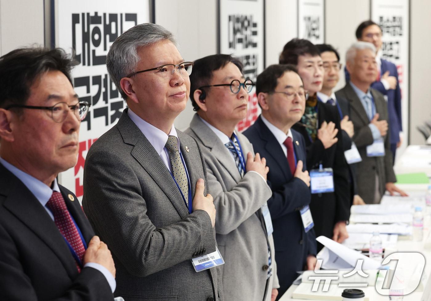 본문 이미지 - 김택우 대한의사협회 회장(왼쪽 두번째)이 28일 오후 서울 용산구 대한의사협회 대강당에서 열린 2026년도 임시대의원총회에서 국기에 경레하고 있다. 의협은 이날 대의원총회에서 의대정원 증원과 관련된 긴급현안과 비상대책위원회 설치 등을 논의했다. 2026.2.28 ⓒ 뉴스1 오대일 기자