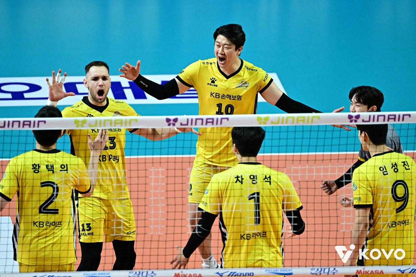본문 이미지 - KB손해보험이 28일 열린 2025-26 V리그 남자부 6라운드 우리카드와 원정 경기에서 3-2로 이겼다. (KOVO 제공)