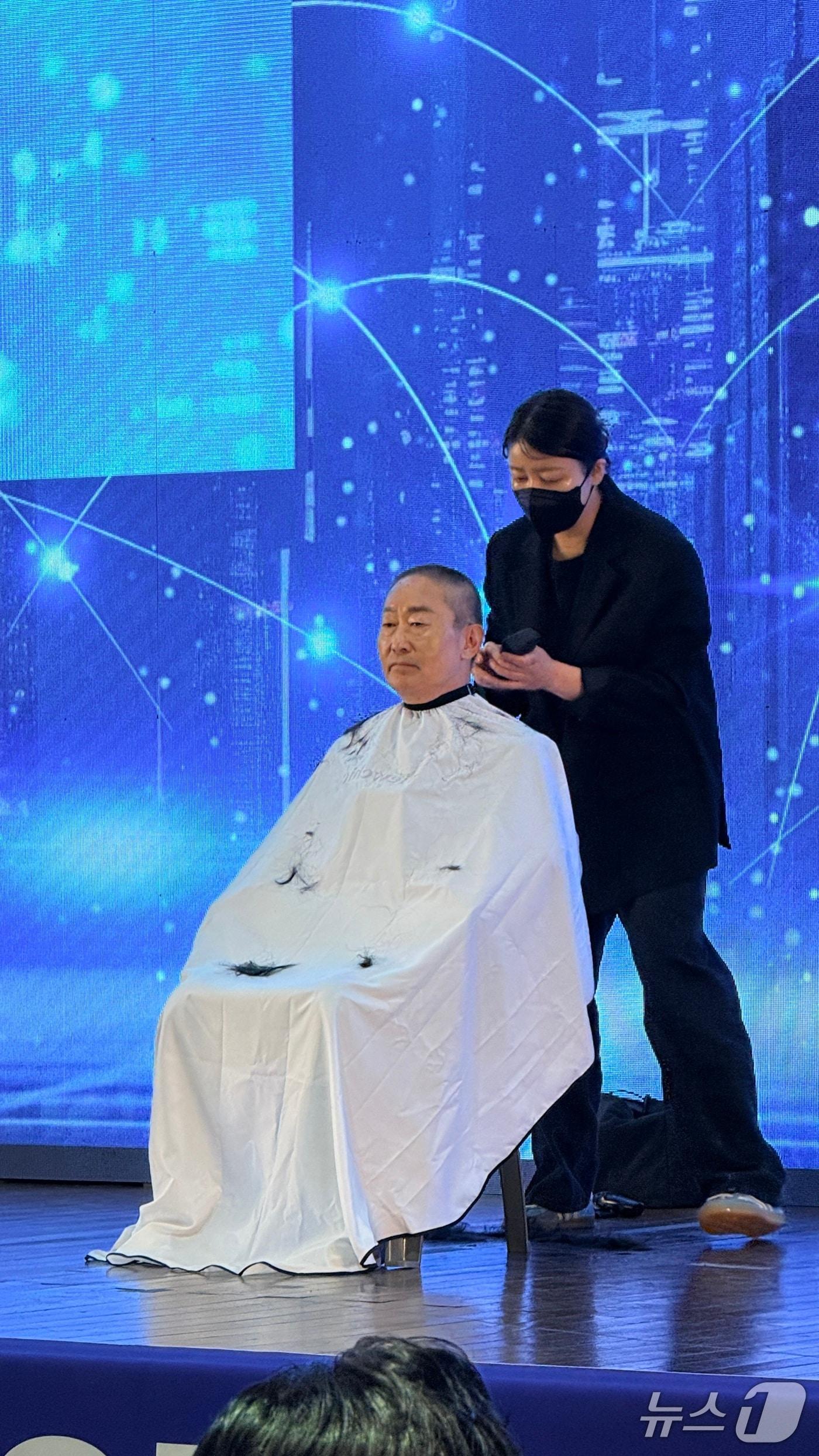 본문 이미지 - 박범계 의원이 28일 충남 천안에서 열린 출판기념회에서 삭발을 하고 있다. (독자 제공) / 뉴스1